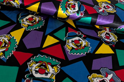 Kaufen 022-clown-dreiecke-schwarz Satinstoff bedruckt *Ab 50 cm