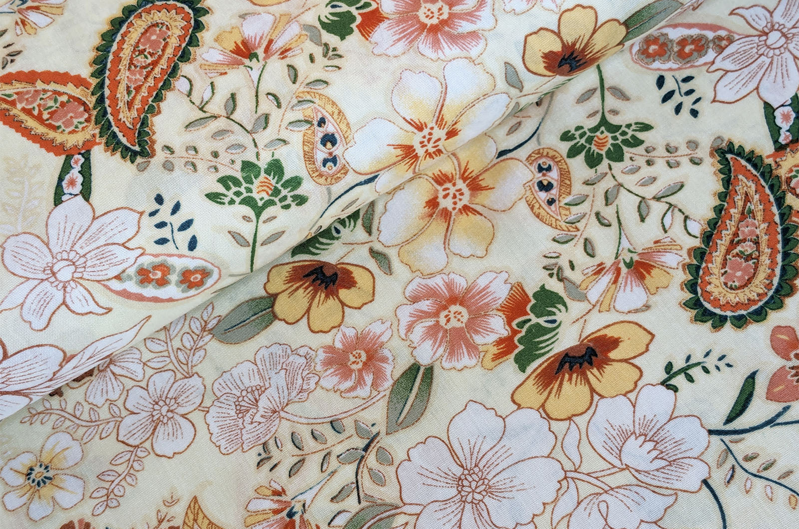 Viscose printed Paisley cream *From 50 cm