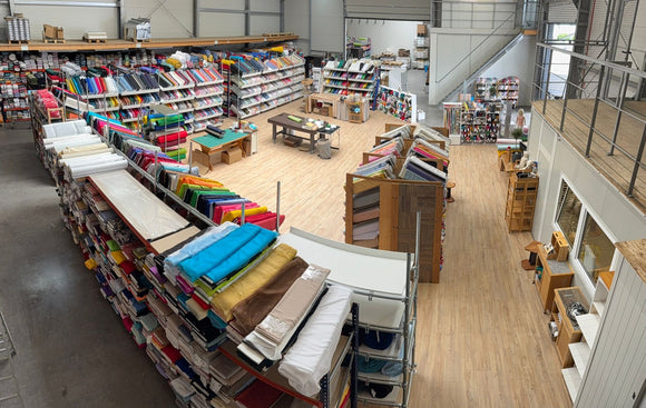 Hier siehst du die neue Leinen Lodge kurz nach dem Umzug. Nun kannst du alle Stoffe auf einen Blick bestaunen. Die Halle bietet viel natürliches Tageslicht und eine beeindruckende Atmosphäre.