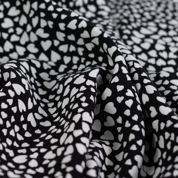 Viskose bedruckt kleine Herzen schwarz *Ab 50 cm